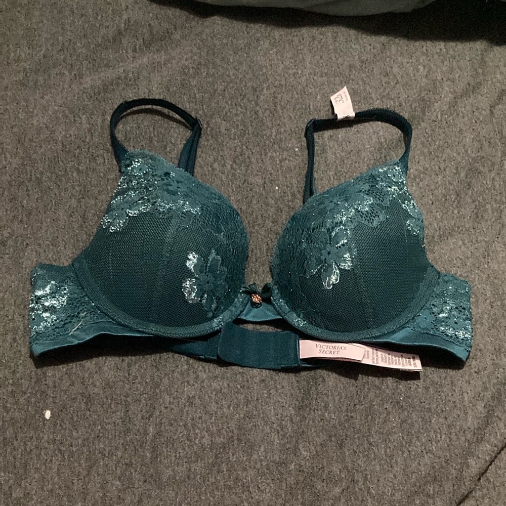 Vitoria Secret blue/ floral Brad size: 32B NEVER BEEN WORN